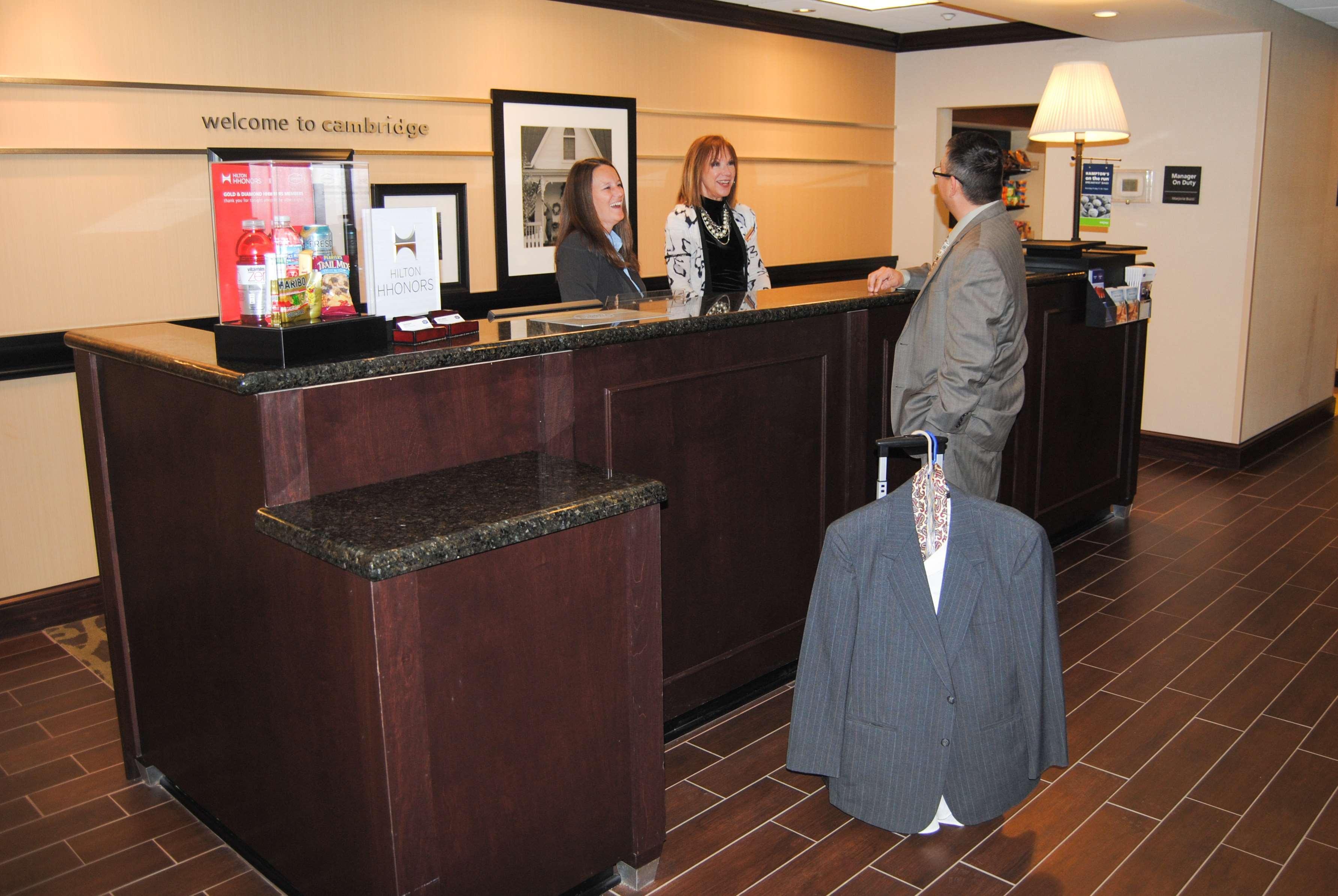 Hampton Inn Cambridge Bagian luar foto