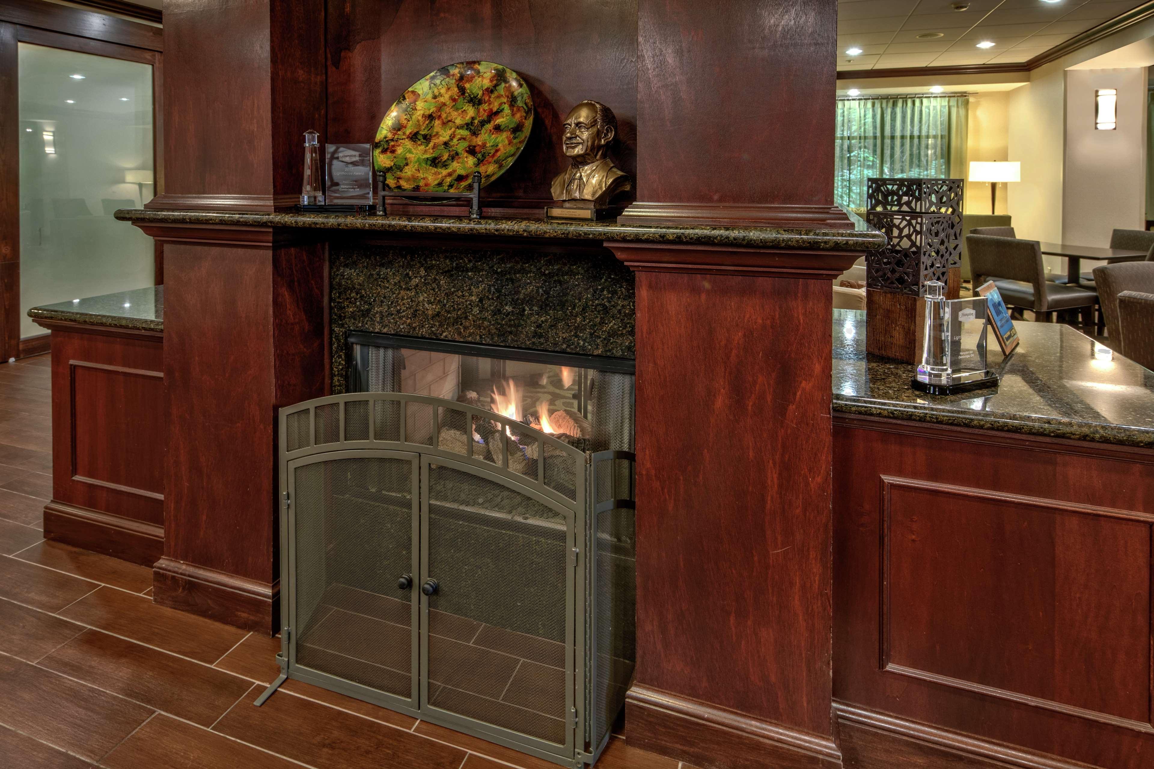 Hampton Inn Cambridge Bagian luar foto