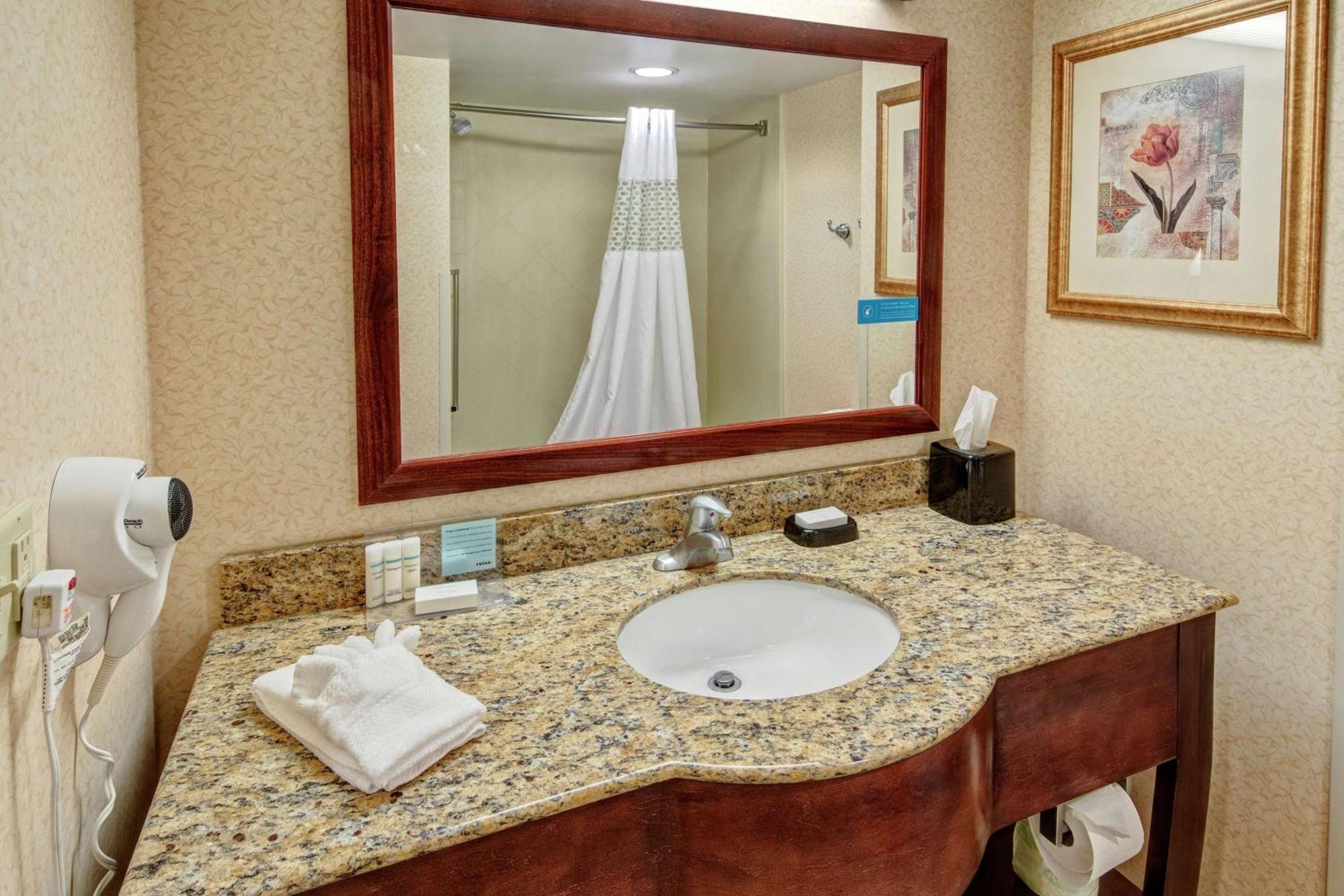 Hampton Inn Cambridge Bagian luar foto